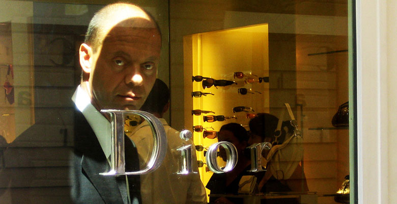 dior shop At the front of a Dior outlet - exclusevity!